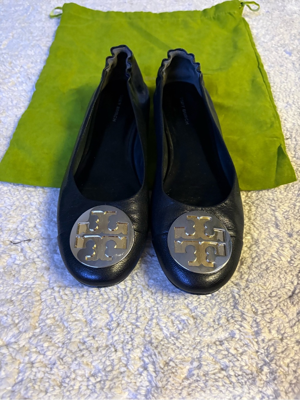 Tory Burch Black Leather Clare Ballet Flats with Gold Logo (25 mm heel)